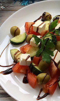 Овощной салат с оливками и Фетой2